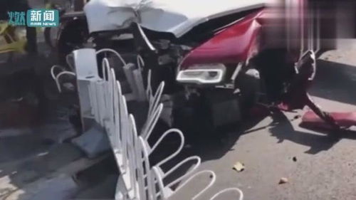 價(jià)值500萬勞斯萊斯魅影連撞3棵樹幾近報(bào)廢 汽車零部件散落一地